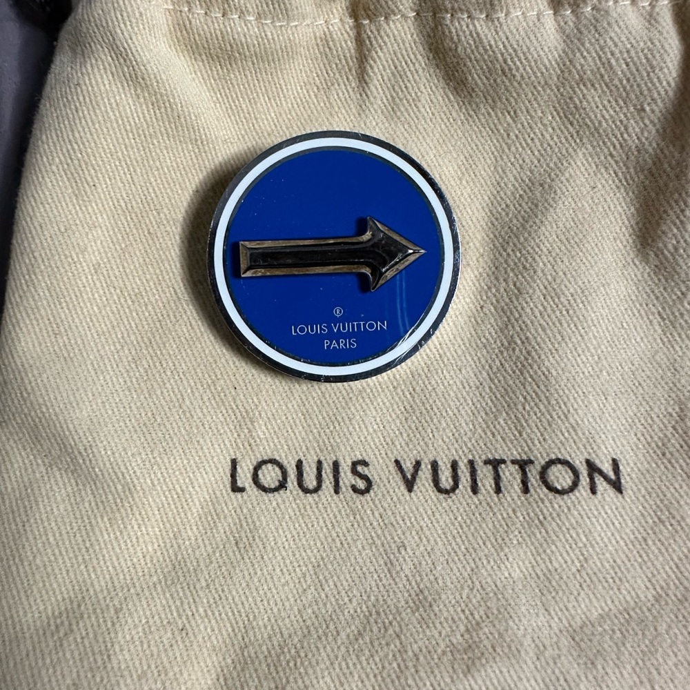 Louis Vuitton Direction Arrow Pin-Authentic - Picture 2 of 5